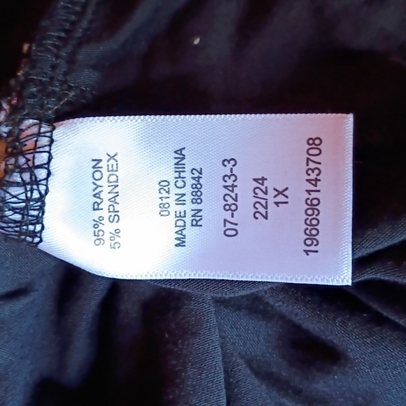 Soft Focus Geometric Pattern Top - Picture 12 of 13